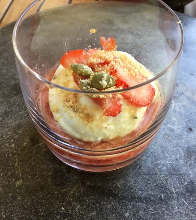 Gazpacho-crescenza-anguria-capperi- fragole-semi-zucca-granella-mandorle