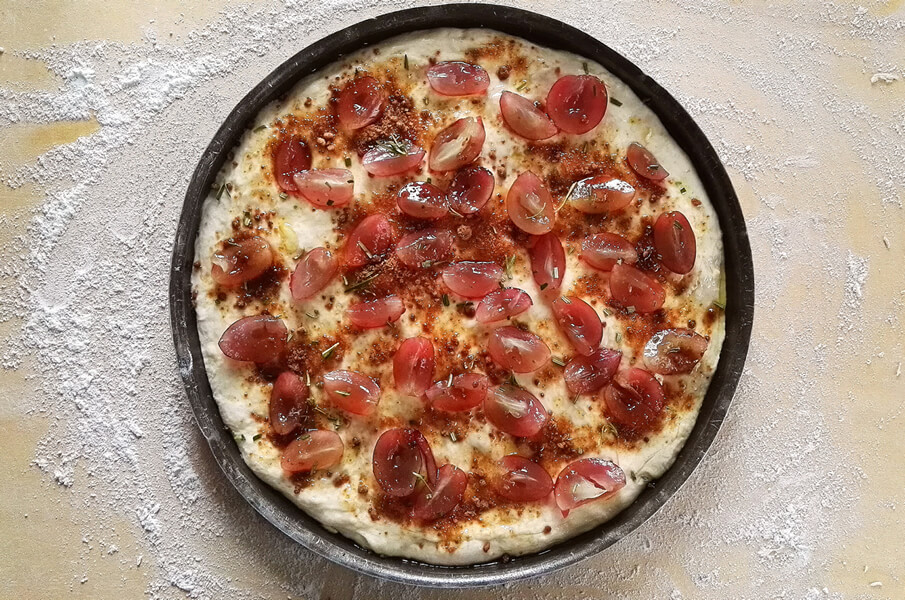 Pizza all’uva e rosmarino: ricetta dolce-salata 