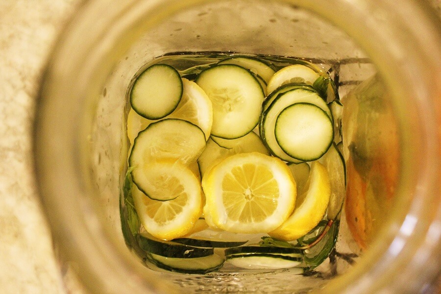 Acqua detox gusto: limone, zenzero, cetriolo e menta