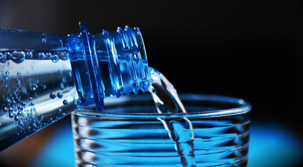 Bottiglie di acqua minerale al sole: è reato secondo la Cassazione