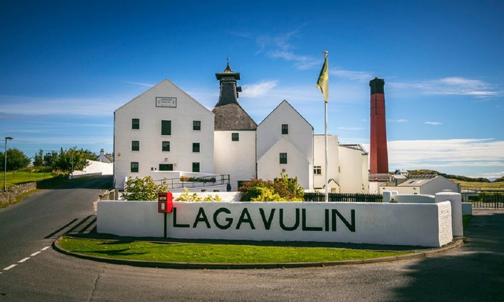 Storia e caratteristiche del Whisky Lagavulin: compralo online