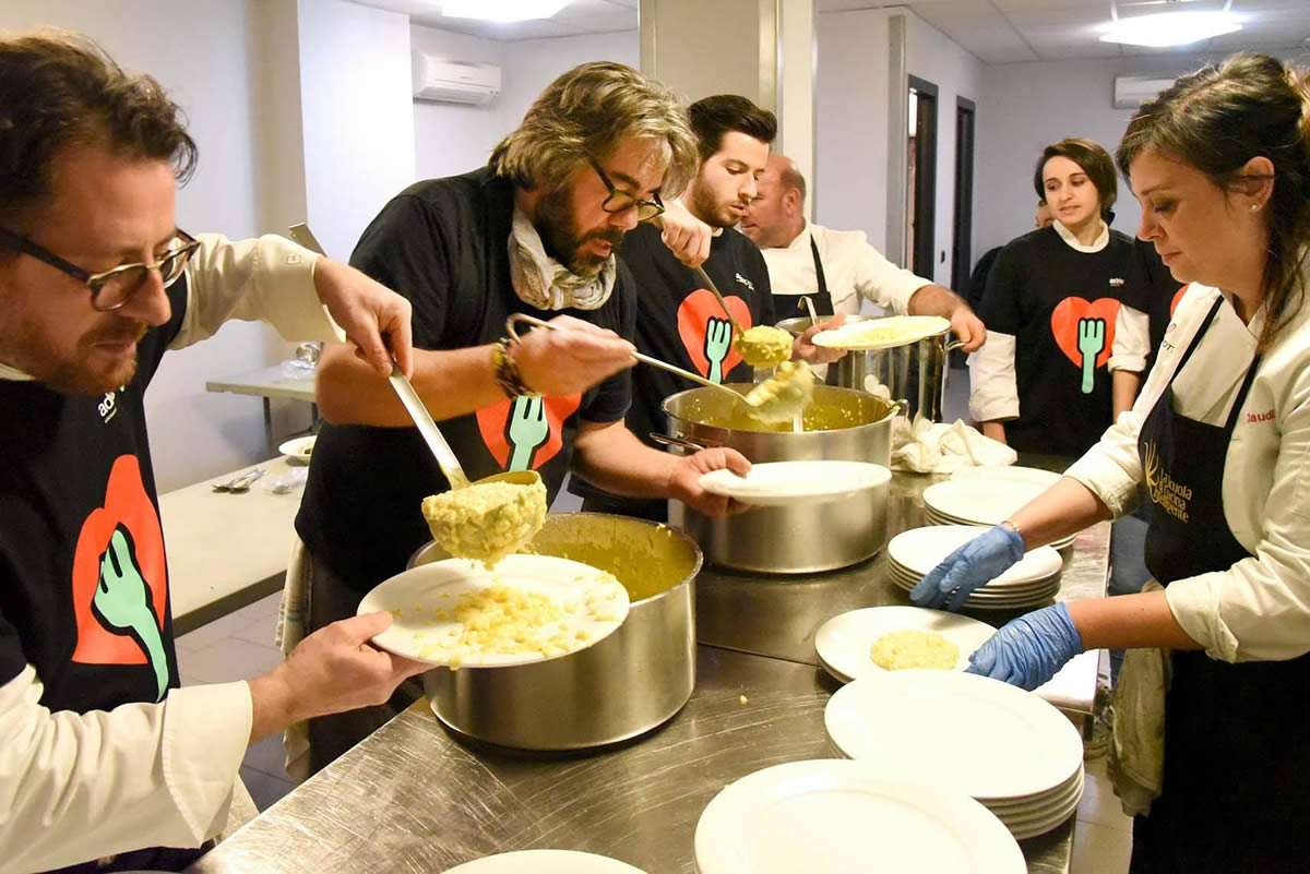 T'invito a cena 2018 Brescia, chef stellati cucinano per i bisognosi