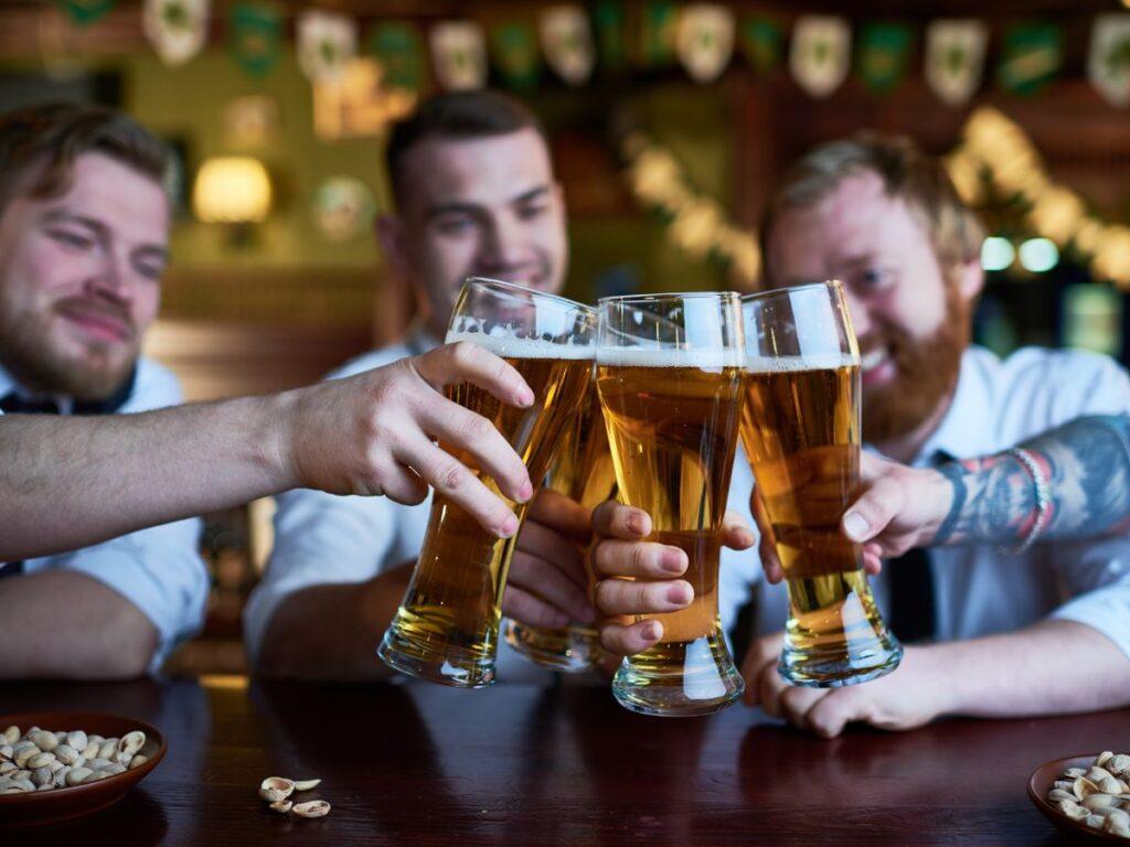 La birra è la bevanda preferita dagli italiani: scelta dal 56%